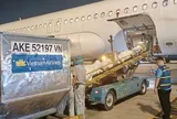 Chuyến bay Vietnam Airlines chở hàng hỗ trợ từ TP HCM đến miền Trung đã hạ cánh