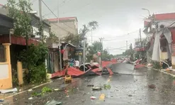 Hải Phòng dông lốc khiến 8 người bị thương, trên 200 nhà dân bị tốc mái