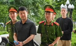 Cảnh sát dẫn giải nhóm bị cáo trong vụ đánh bạc 106 triệu USD tại khách sạn Pullman