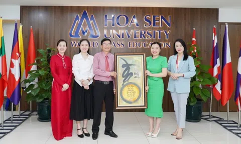 Doanh Nhân Sài Gòn chúc mừng Trường đại học Hoa Sen nhân Ngày Hiến chương Nhà giáo