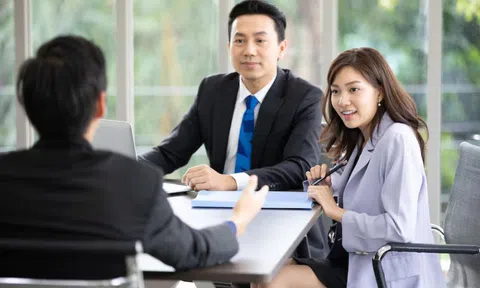 Hỏi: "Loại nước nào đóng băng chậm nhất?", tài xế giành quyền trả lời, giám đốc đứng hình, ứng viên tiến sĩ đỏ mặt cúi đầu