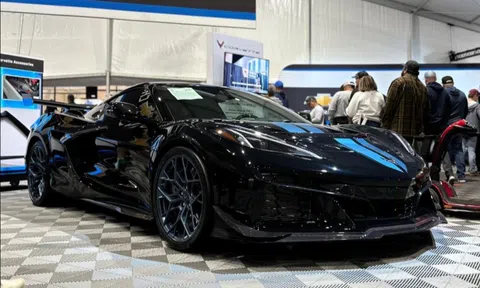 Siêu xe Chevrolet Corvette ZR1 đầu tiên được đấu giá 3,7 triệu USD