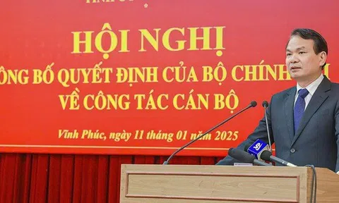 Chủ tịch Quốc hội Trần Thanh Mẫn ký các Nghị quyết về công tác cán bộ