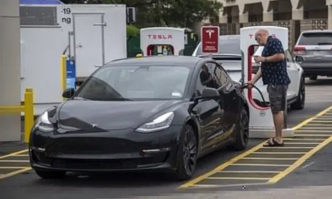 Canada dọa áp thuế nhập khẩu 100% với Tesla