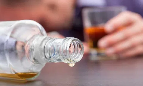 Nam thanh niên 21 tuổi tử vong sau khi uống 5 chai rượu vì số tiền cược 3 triệu đồng