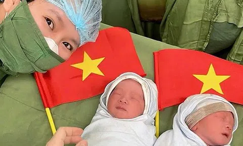 Cặp sinh đôi ở Nghệ An chào đời đúng ngày 30/4, bố mẹ đặt cho cái tên "nghe là biết sinh ngày nào"
