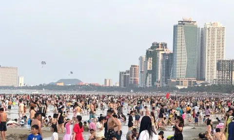 Biển người ở các bãi tắm Đà Nẵng và phố cổ Hội An dịp lễ 30/4-1/5