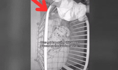 Kiểm tra camera phòng của con sáng sớm, bà mẹ ngay lập tức bật khóc khi thấy cảnh này: "Đó là điều tuyệt vời nhất tôi từng thấy trên Internet"