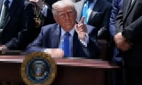 Ông Trump vật lộn để giải thích dữ liệu kinh tế yếu kém