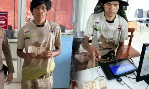 Đi nhặt rác, người đàn ông phát hiện cục tiền mặt bên lề đường