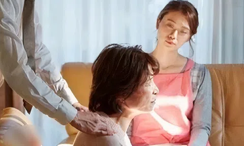 Chủ căn nhà được đền bù 21 tỷ đồng nhưng không chia cho con gái, ngày kết hôn, họ đưa cô 1 chiếc hộp lớn: Khi mở ra không khỏi sững sờ