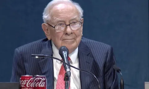 Warren Buffett: Mới đi làm từng quan tâm tới lương, thay vào đó hãy tập trung vào một 'yếu tố cực kỳ quan trọng' khác