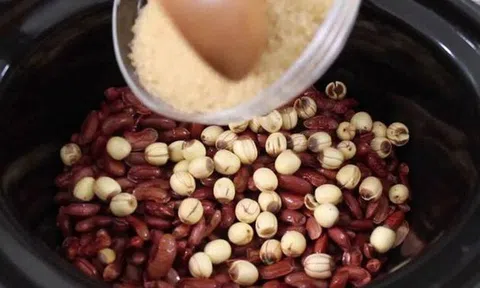 Cứ sang hè mẹ lại nấu cháo đậu đen kèm hạt sen giục con ăn, 30 năm sau tôi mới xúc động hiểu tại sao