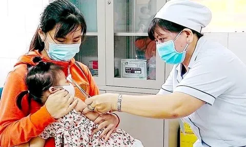 Ngăn chặn bùng phát dịch sởi, Bình Thuận nỗ lực tiêm vắc-xin phòng bệnh