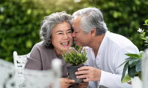 Trải nghiệm cảnh giới cao nhất của tuổi xế chiều, tôi thấm: Từ 60 đến 70 tuổi, chăm sóc sinh mệnh tốt nhất không phải là ngủ nhiều hay tập luyện, mà là kiên trì với 4 việc này