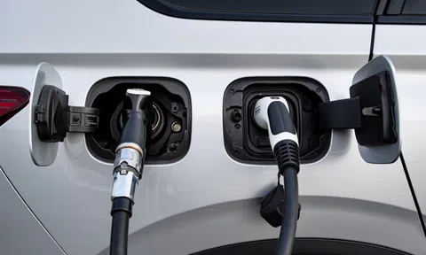 PHEV - hay nhưng đã đủ đua doanh số với xe xăng và xe điện?