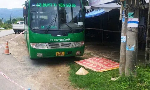 Clip 26 giây ghi lại cảnh thấy xe buýt trôi tự do, phụ xe xả thân ngăn chặn và tử vong thương tâm