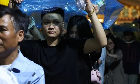 Cảnh tượng chật kín người xếp hàng từ sáng sớm đến đêm khuya để chiêm bái xá lợi Phật tại chùa Quán Sứ gây kinh ngạc