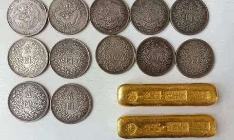 Khoe phá dỡ nhà cũ đào được "5 thỏi vàng, 24 đồng bạc", người phụ nữ bị cảnh sát bắt ngay sau đó