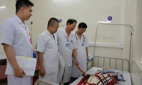 Khám cho cụ bà 95 tuổi, bác sĩ bất ngờ phát hiện cành cây trong lồng ngực
