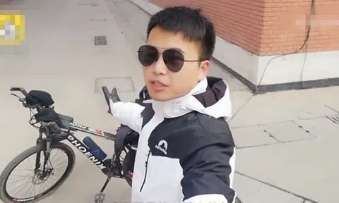 Thông báo họp lớp nhưng không ai rep, "lớp trưởng của năm" đích thân đạp xe 1500km, đến thăm nhà từng thành viên trong lớp