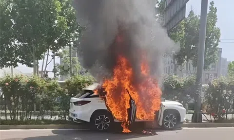 Xe tự lái ở Trung Quốc đang đi thì phát hỏa rồi cháy rụi