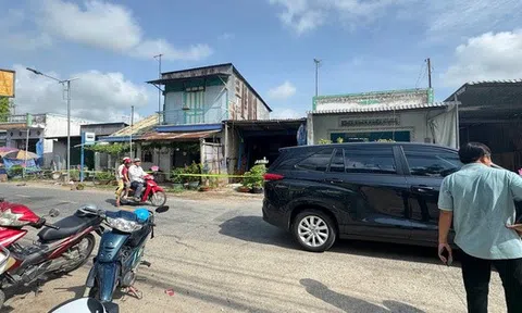 Người dân tháo chạy ra khỏi 10 căn nhà ở An Giang