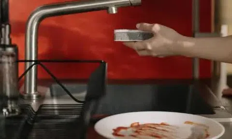 6 thói quen tưởng bình thường nhưng khiến bát đĩa càng rửa càng bẩn, cả nhà ăn "độc tố" mỗi ngày sớm muộn cũng ung thư