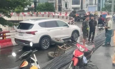 Xe tự chế làm rơi bó sắt dài 12m, cầu Chương Dương ùn ứ kéo dài