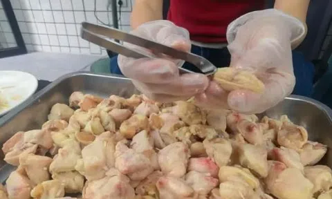 Chủ quán ăn kiếm 700 triệu/tháng nhờ livestream nhổ lông phao câu gà