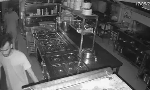 Đột nhập cửa hàng bánh kẹo, 2 tên trộm có hành động khiến nhiều người sốc nặng