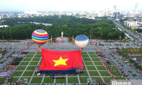 Đại kỳ Tổ quốc rộng 2025m² tung bay trên quảng trường Hồ Chí Minh