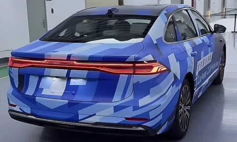 Lộ diện sedan hybrid mới của Geely, đi được hơn 2.100 km/lần sạc
