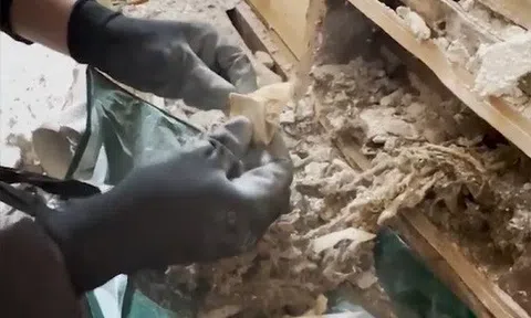 Kinh hãi phát hiện xương, răng người trong tường khi sửa nhà