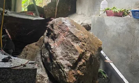 VIDEO: Nhiều tảng đá từ trên núi cao lăn xuống khu dân cư sau tiếng nổ lớn