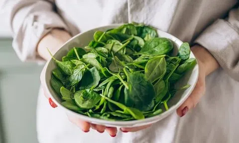 Việt Nam có loại rau rẻ tiền, dễ mua nhưng lại rất giàu sắt và giúp giải nhiệt, bổ máu, đẹp da trong những ngày oi bức