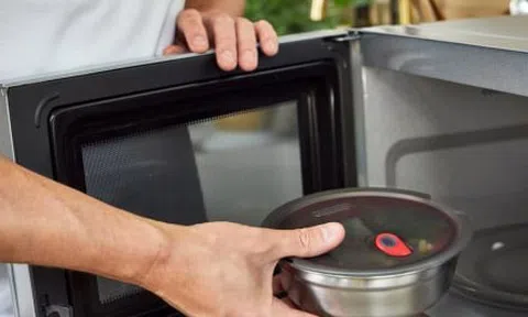 Vì sao không được cho đồ kim loại vào lò vi sóng?