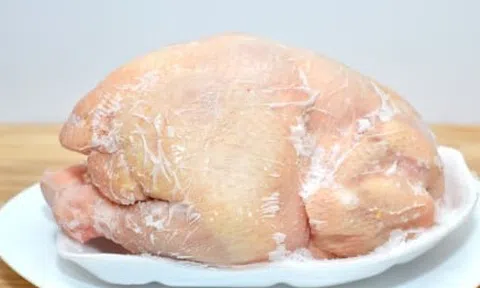 Cách rã đông gà nguyên con chuẩn để giữ hương vị