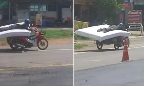 Thót tim cảnh người đàn ông lái xe máy trong khi nằm trên nệm