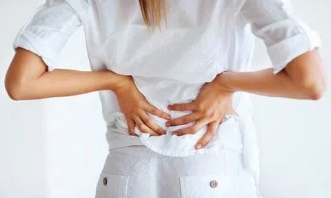 Người phụ nữ gãy xương sau khi trở mình trên giường vì thói quen phổ biến của nhiều chị em
