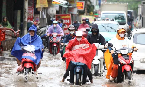Hà Nội sáng nay: Nhiều tuyến phố hóa sông, người dân đội mưa lội nước đi làm từ 7h sáng