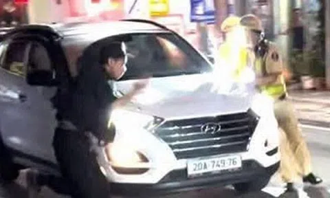Trốn đo nồng độ cồn, tài xế tăng ga tông thẳng ô tô vào CSGT
