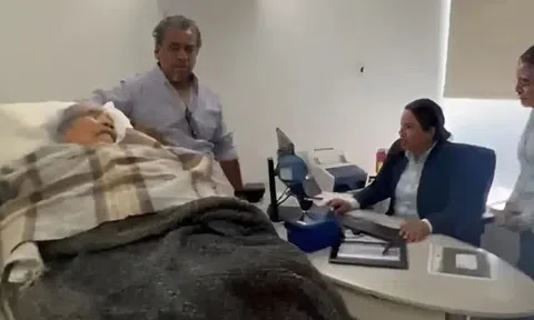 Xôn xao việc cụ bà 96 tuổi phải nằm cáng đến ngân hàng để mở lại tài khoản