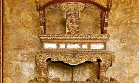 Cận cảnh ngai vàng triều Nguyễn hơn 200 năm tuổi vừa bị đập gãy