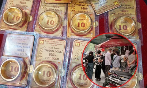 Cứ mua vàng xong là giá "tuột dốc", người phụ nữ ở Hà Nội vẫn kiên trì xếp hàng: “Có tiền thì mua thôi”