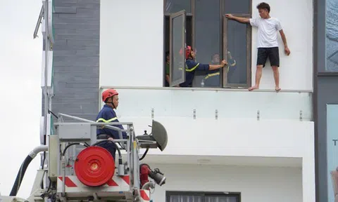 Hành động lạ của nam thanh niên trên lan can tầng 4 nhà nghỉ