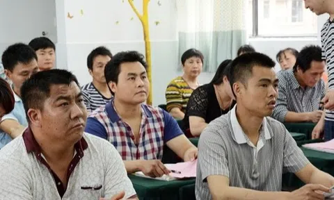 Ban đại diện phụ huynh ở TP.HCM đề nghị đóng tiền liên hoan, thầy giáo nói câu bất ngờ: 30 năm mới nghe lần đầu!