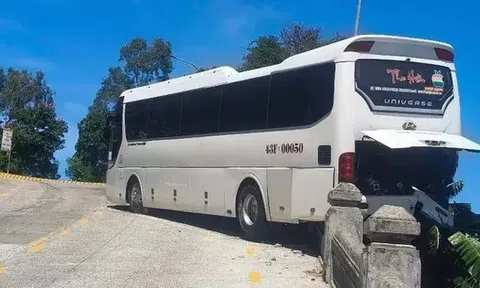 Xe khách bất ngờ tụt dốc ở chùa Linh Ứng, Đà Nẵng