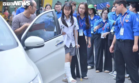 Nữ sinh nén đau chống nạng đi thi, bật khóc vì làm bài không như ý