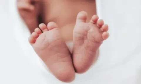 Người phụ nữ bất ngờ sinh con trai khoẻ mạnh sau khi y tá tuyên bố thai nhi đã chết